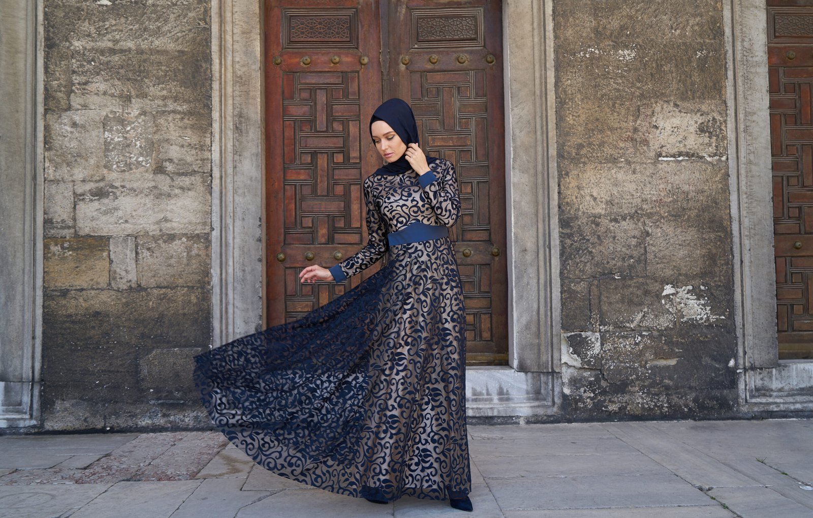 Modern abaya representing Gulf fashion trends 2026

